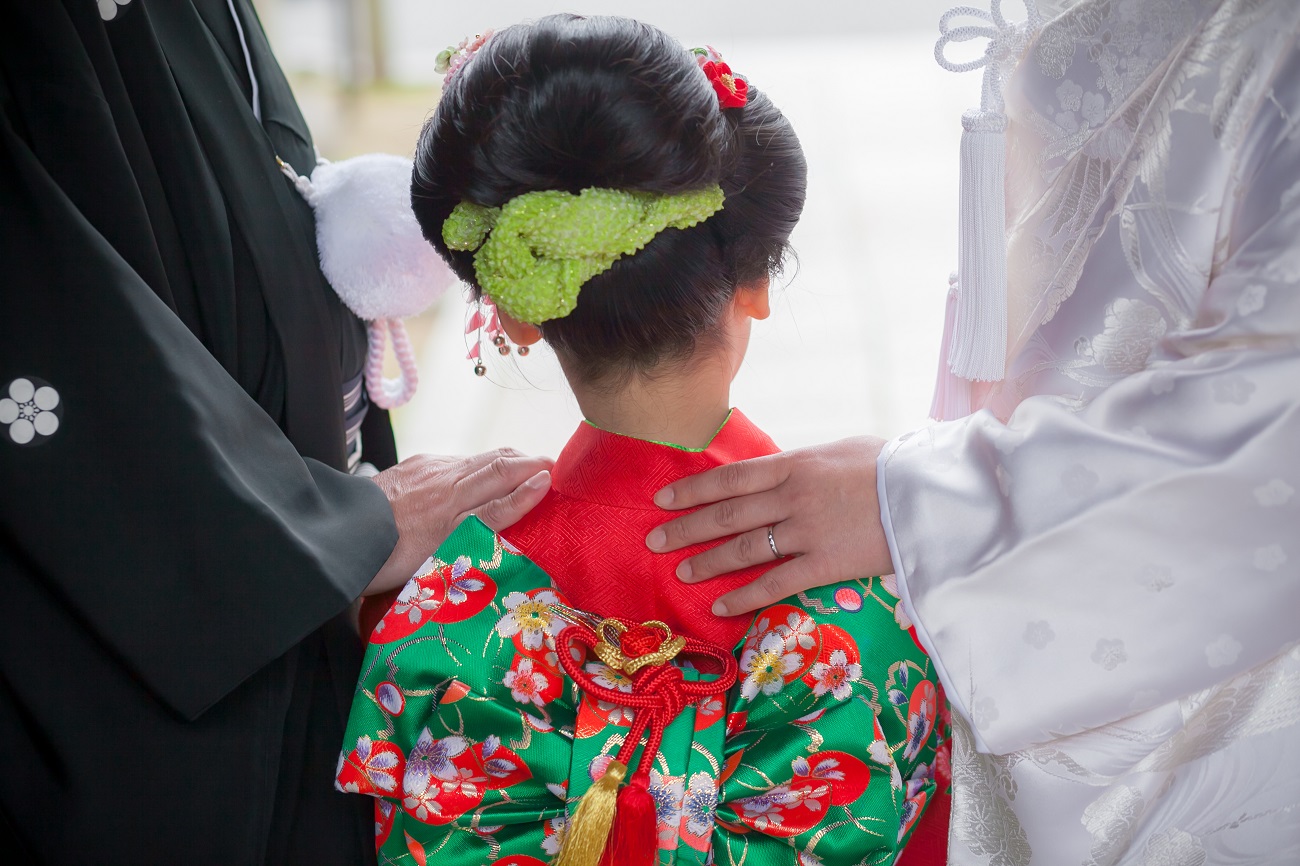 神社での挙式に参列する子ども