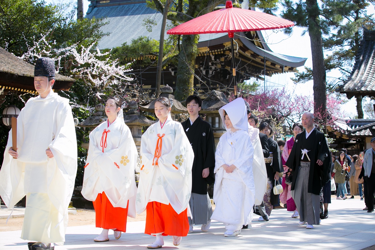 白無垢姿の花嫁と凛々しい紋付姿の花婿